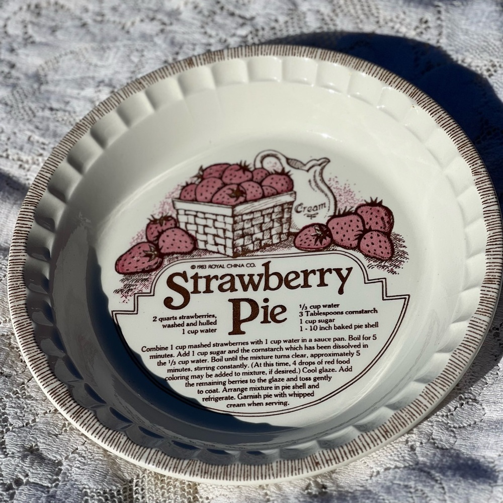 Vintage Royal China Jeanette 11" Strawberry Recipe Pie Plate Dish Ivory Baking
